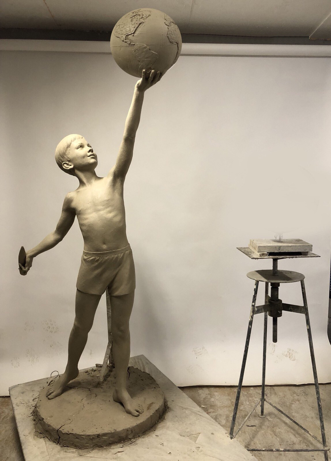 Бронзова скульптура хлопчика
